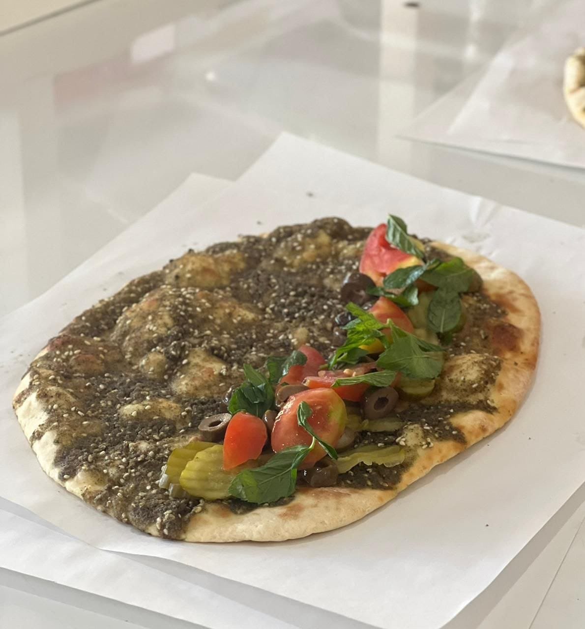 منقوشة زعتر مع خضرة